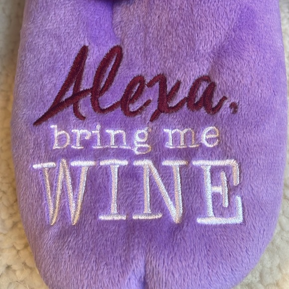 Snoozies Slippers. NWT. Purple and burgundy. Size medium. Nonslip. - Picture 5 of 5